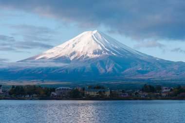 Fuji Dağı ve Gölü iskele, Kawaguchi sabah zamanında Kawaguchiko Ohashi bridge ile görüntü.