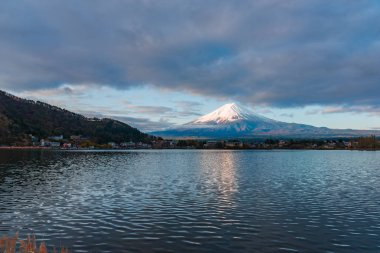 Fuji Dağı ve Göl İskelesi Panorama görüntüsü, Kawaguchi ile Kawaguchiko Ohashi köprüsü sabah saatlerinde.