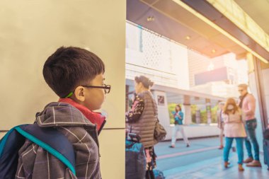 Asyalı çocuk parkı içinde bekliyor .