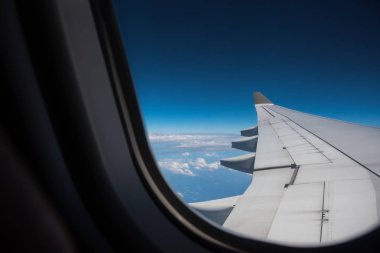 Mavi gökyüzü ile uçak pencere.