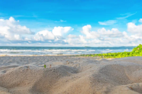 minifigure bebek fikir görüntüsü ile Kum Plajı üzerinde iki koşucu arka planda gün zamanında güzel deniz bulanıklık.