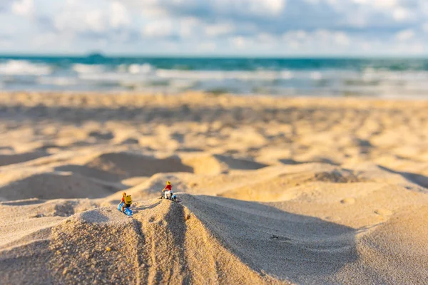 mini figür Bebek kaç motorcu Kum Plajı üzerinde görüntü.