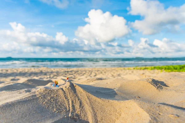 mini figür Bebek kaç motorcu Kum Plajı üzerinde görüntü.