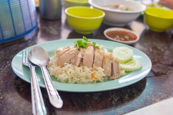 Tay tarzında tavuk pilav ile haşlanmış..