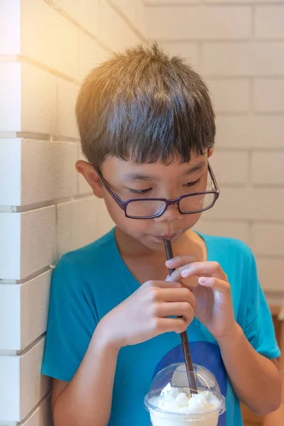 Młody Przystojny Chłopiec Azjatyckich Ssać Mleko Przez Plastikowe Straw Smakowitości — Zdjęcie stockowe