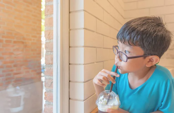 Młody Przystojny Chłopiec Azjatyckich Ssać Mleko Przez Plastikowe Straw Smakowitości — Zdjęcie stockowe