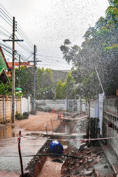 Imagem Fonte Água Torneira Que Vaza Encanamento Após Construção Pobre — Fotografia de Stock