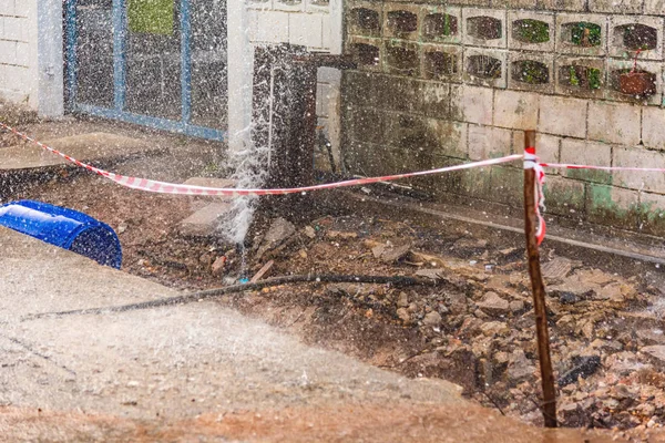 Obraz Vodovodní Fontány Tekoucí Potrubí Špatné Výstavbě Ulice Opravit Suterén — Stock fotografie