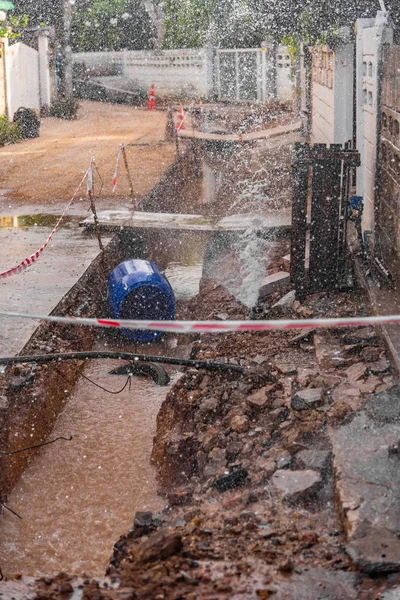 Imagem Fonte Água Torneira Que Vaza Encanamento Após Construção Pobre — Fotografia de Stock