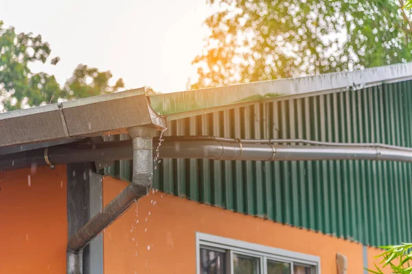 Obraz Linii Dachu Rynny Rury Podczas Dnia Rainning Odprowadzania Wody — Zdjęcie stockowe