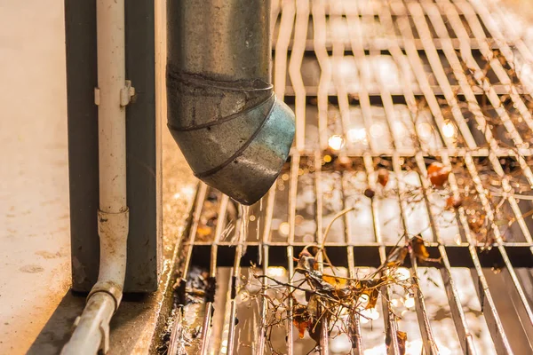 Imagen Tubería Canaleta Techo Después Lluvia Con Drenaje Agua — Foto de Stock