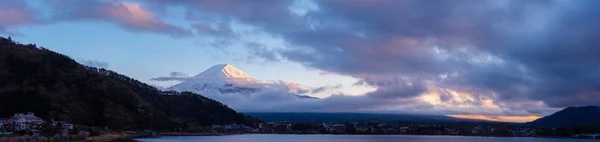 朝の時間に河口湖大橋と富士山と河口湖のパノラマ画像 — ストック写真