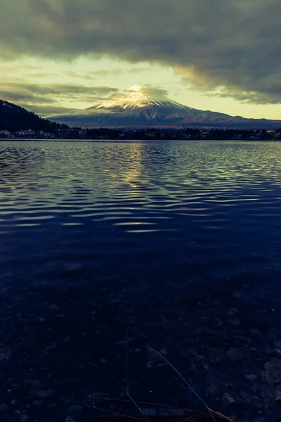 日本河口州富士山和河口湖的复古色调图像在上午的时间 — 图库照片