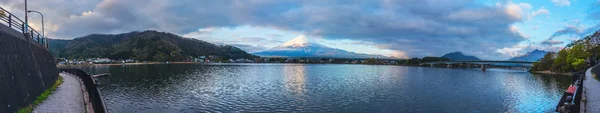 富士山和川口湖码头的全景图像 与大桥川口在早上的时间 — 图库照片