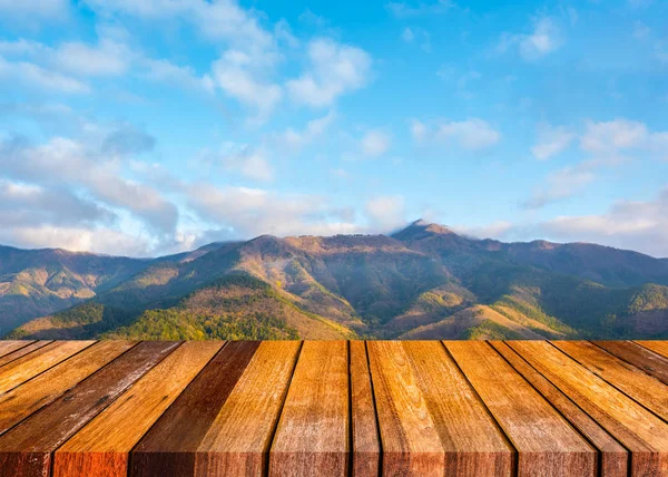 木桌和绿色山为背景 — 图库照片