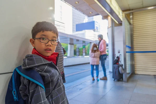 公共の公園で待っているアジアの少年 — ストック写真