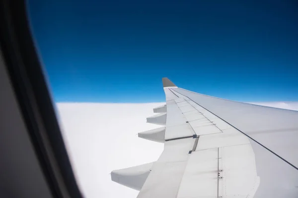 Fenêtre Avion Avec Ciel Bleu — Photo