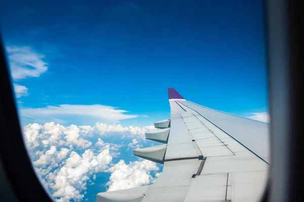 Fenêtre Avion Avec Ciel Bleu — Photo