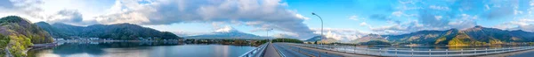 富士山と河口湖桟橋のパノラマ画像 河口湖大橋と朝の時間帯 — ストック写真