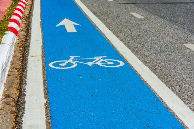   asfalt yol ve yeni bisiklet yolu.