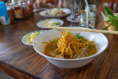  Curried Noodle Çorbası (Khao soi) Tay tarzı baharat ile.