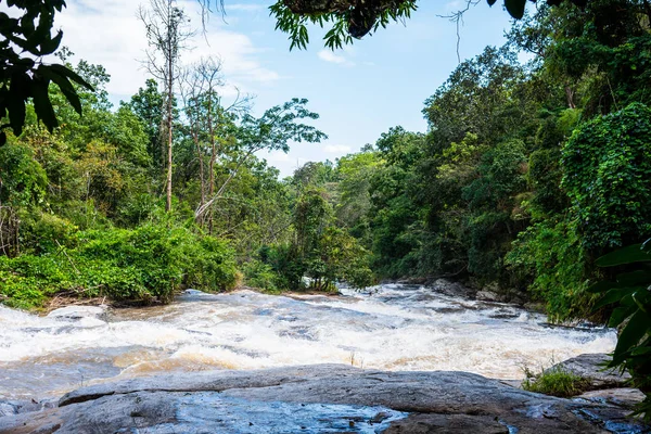 Şiddetli yağmur dan sonra nehirde yüksek oranlı su akışı.