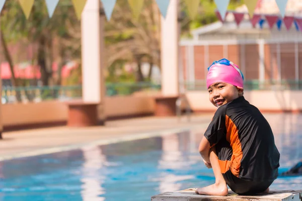 Asiático chico en piscina día tiempo — Foto de Stock