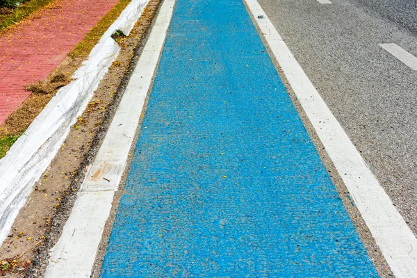 アスファルト道路と新しい自転車レーン. — ストック写真