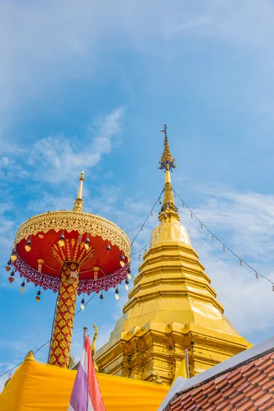 Imagem de pagode dourado hora do dia . — Fotografia de Stock