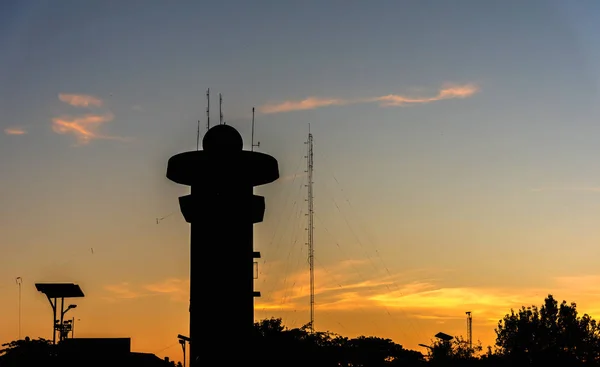 सूर्यास्त आकाश पर सिल्हूट रडार टॉवर . — स्टॉक फ़ोटो, इमेज