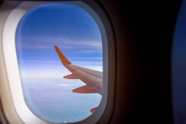 Vue de la fenêtre de l'avion pour voir le ciel . — Photo