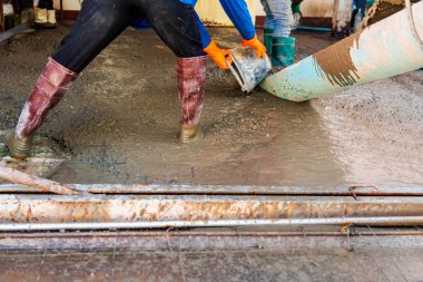 İşçi ve çimento yere dökülür..