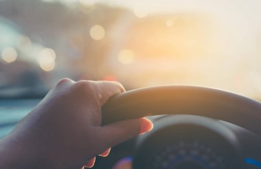   İnsanlar gündüz vakti araba kullanırlar..