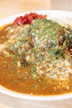 hamburger eti japon tarzı köri pirinç ile tepesinde.