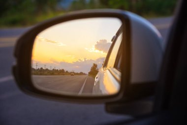 gün batımı saatinde perspektif yol görmek için ayna.