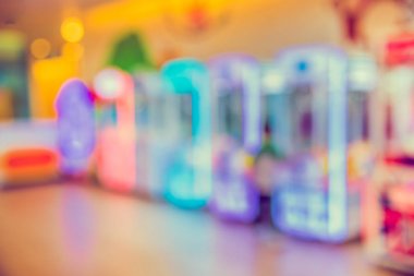bokeh ile Arcade Game Machine Shop bulanık görüntü.