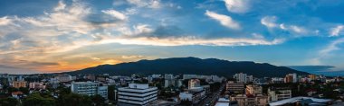   akşam saatlerinde modern Chiang Mai şehir üzerinde gökyüzü.