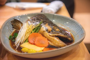 japon tarzı sos haşlanmış somon kafası