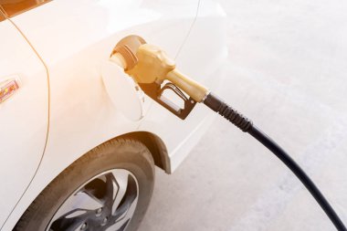 yağ dolum deliğinde benzin başlığı . 