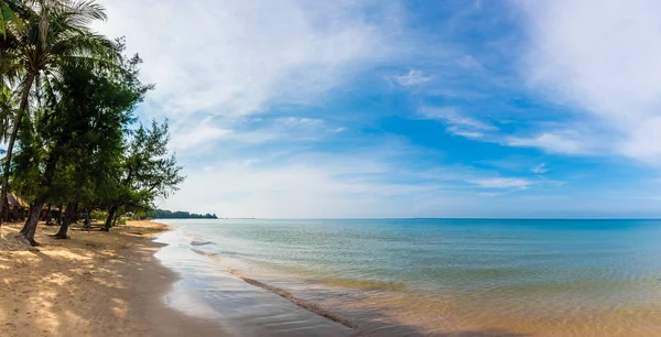 Imagen de la playa en un día soleado . —  Fotos de Stock