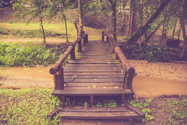 Pequeño río con viejo puente de madera  . — Foto de Stock