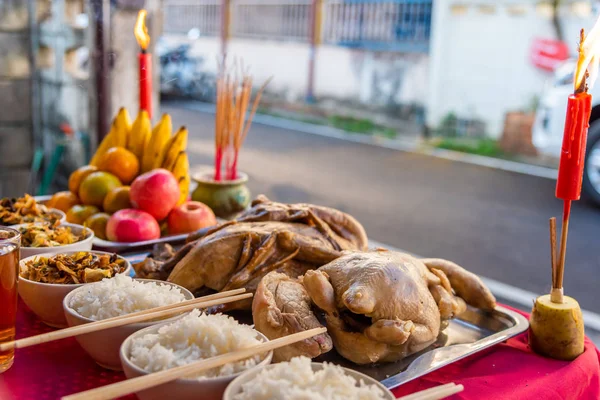 Comida sobre la mesa para dioses que adoran las creencias chinas . — Foto de Stock