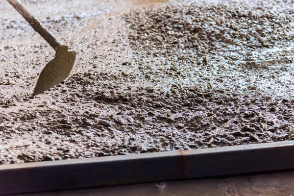 Worker and cement is poured on the floor. — Stock Photo, Image