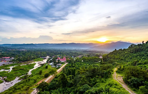 村庄和山的顶视图全景图像 — 图库照片