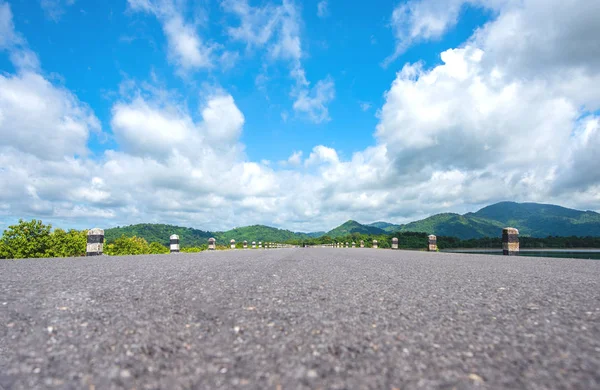 Carretera y línea de montaña al final . —  Fotos de Stock