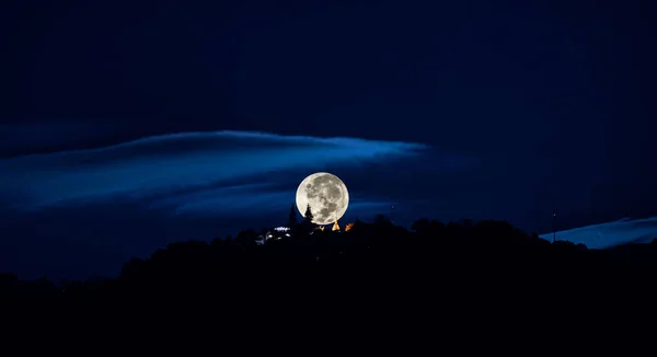 Silhueta tiro imagem de grande lua no templo. — Fotografia de Stock