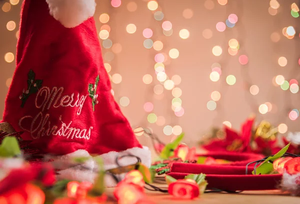 カラフルな光のボケとクリスマスの装飾品. — ストック写真