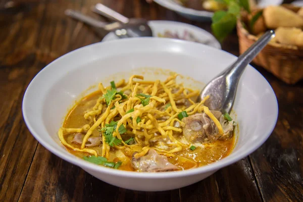 Immagine di Zuppa di tagliatelle al curry (Khao soi ). — Foto Stock