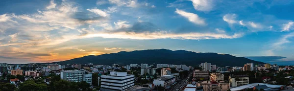 Sky boven moderne Chiang Mai stad op avond tijd. — Stockfoto