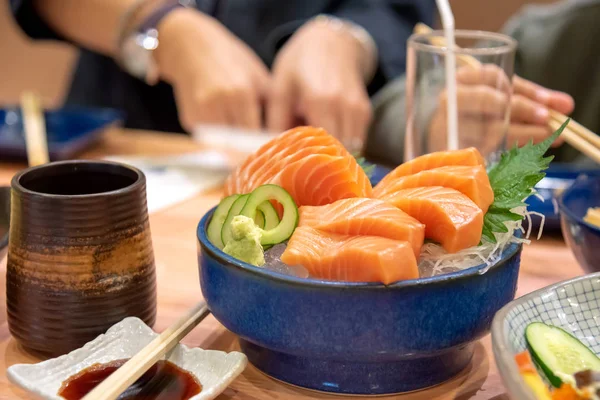 Nyers és friss lazac sashimi szeletelt. — Stock Fotó